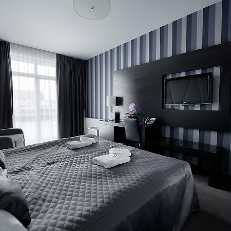 Hotel Grafit Kostomloty Pierwsze Экстерьер фото