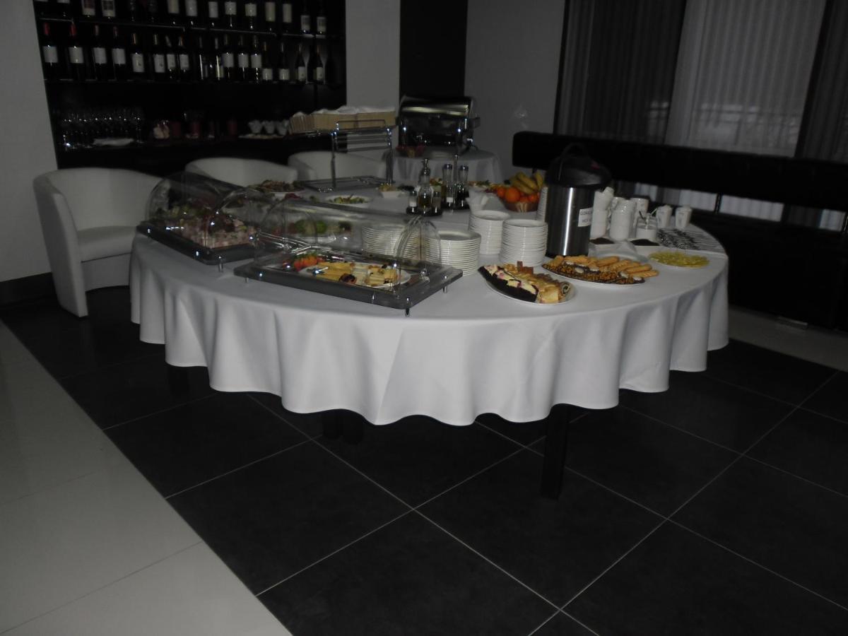 Hotel Grafit Kostomloty Pierwsze Экстерьер фото