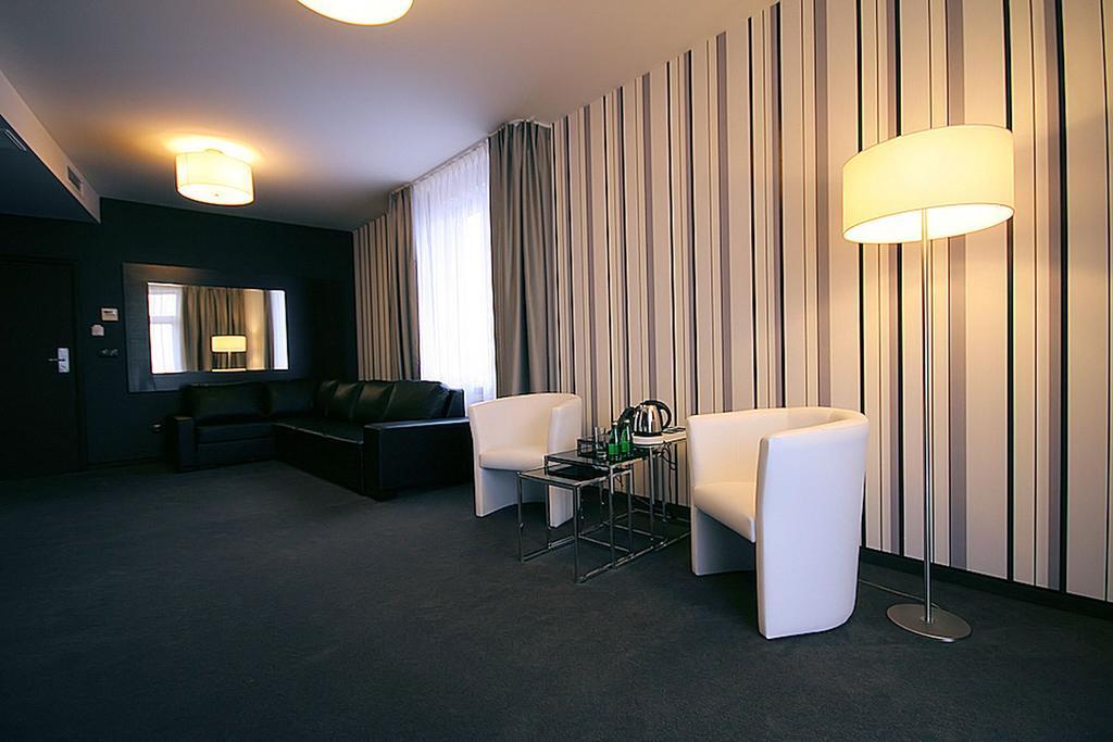 Hotel Grafit Kostomloty Pierwsze Номер фото