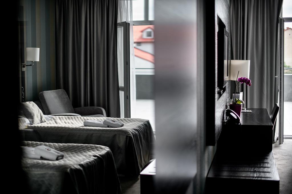 Hotel Grafit Kostomloty Pierwsze Экстерьер фото