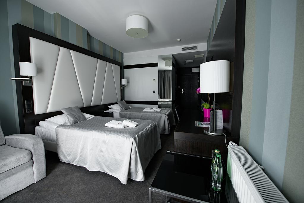 Hotel Grafit Kostomloty Pierwsze Экстерьер фото