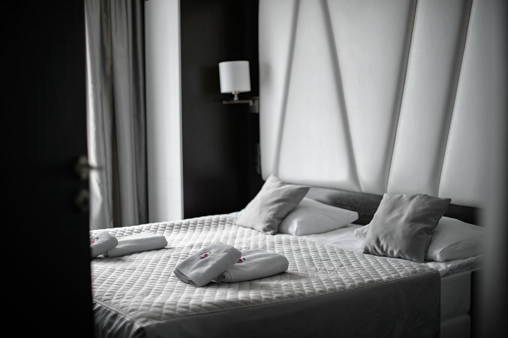 Hotel Grafit Kostomloty Pierwsze Экстерьер фото
