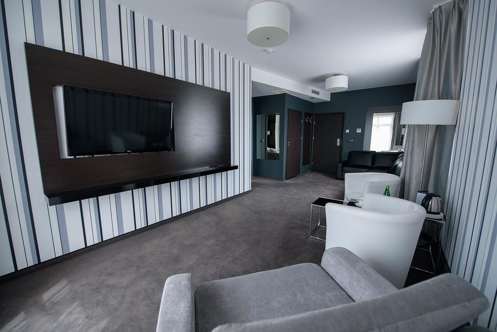 Hotel Grafit Kostomloty Pierwsze Экстерьер фото