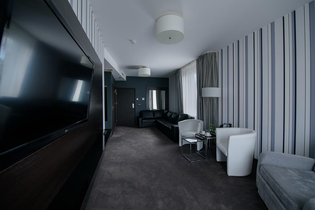 Hotel Grafit Kostomloty Pierwsze Экстерьер фото