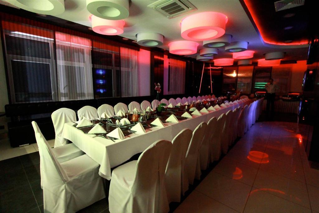 Hotel Grafit Kostomloty Pierwsze Экстерьер фото